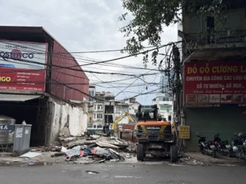 Dãy nhà xen kẹt ở Vành đai 1: Người dân Hà Nội bàn giao mặt bằng, bắt đầu phá dỡ