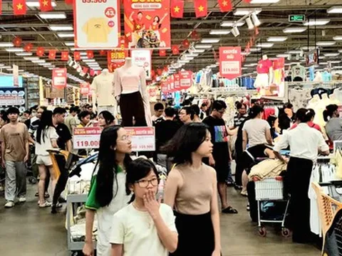 Lễ 2-9: Người dân TP.HCM đua nhau săn hàng khuyến mãi, nhiều siêu thị đông như trẩy hội