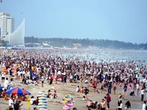 Du khách đổ về Vũng Tàu tăng hơn 3 lần, Bãi Sau chật kín người chiều 30-8