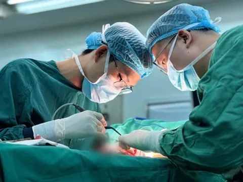 Sau 2 lần đặt túi ngực, người phụ nữ nhiễm vi khuẩn hiếm gặp