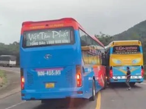 Lan truyền clip xe giường nằm Việt Tân Phát vượt ẩu trên đèo, va chạm xe khác sau tai nạn 4 người chết