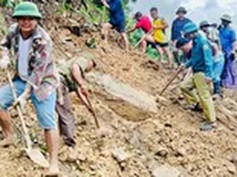 Cả xã chung tay sửa đường sạt lở xuyên lễ để kịp đón học sinh vào năm học mới
