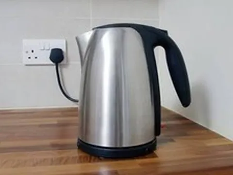 Dùng xong ấm siêu tốc có nên rút phích cắm không?