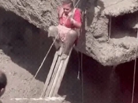 Cận cảnh khoảnh khắc giải cứu gia đình mắc kẹt trong “ngôi nhà bất tử” giữa lũ quét lịch sử ở Nepal
