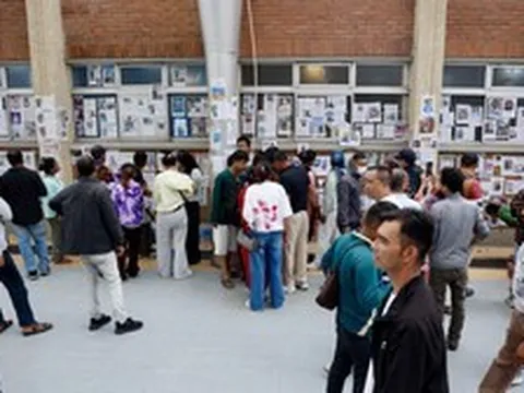 Từ nhà xác đến bệnh viện, hàng nghìn gia đình Nepal tìm thân nhân sau lũ quét