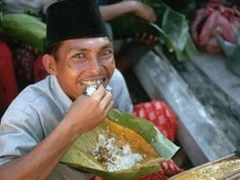Vì sao thói quen ăn bằng tay phổ biến ở Indonesia?