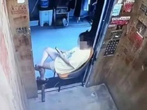Người phụ nữ mang ghế ra chặn cửa thang máy, ngồi chơi cả buổi để hưởng điều hòa miễn phí