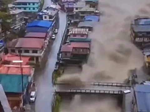 Khoảnh khắc kinh hoàng lũ đổ ập, cuốn trôi người, nhà trong khu dân cư Nepal
