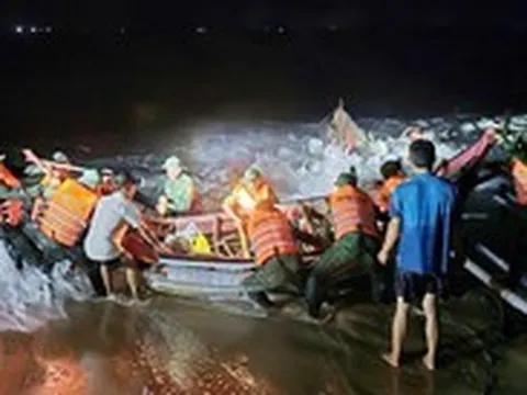 Sóng lớn đánh chìm, cuốn trôi 5 tàu cá ở Quảng Trị