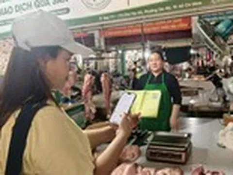 Lễ 2-9, mới hơn 9h sáng sạp heo 'Tick xanh trách nhiệm' đã gần hết hàng
