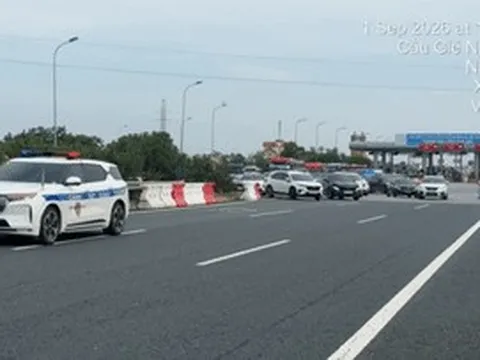 Xe dồn về Hà Nội, CSGT cho ô tô đi vào làn ngược chiều trên cao tốc