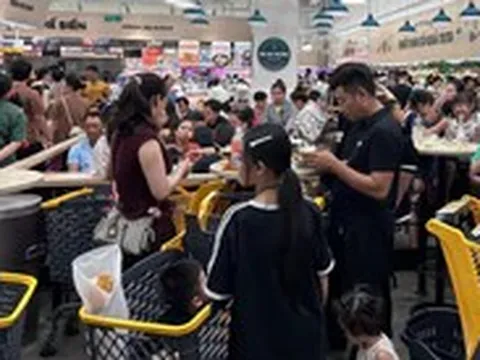 Ngày cuối nghỉ lễ 2-9: Người dân tranh thủ mua sắm, cà phê trước khi trở lại guồng công việc