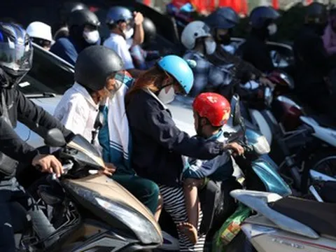 Hết nghỉ lễ 2/9, nhiều người mệt mỏi vì nắng nóng trên đường trở lại Hà Nội