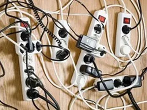 5 thiết bị dùng xong nên rút phích cắm, nhiều người quên vẫn cắm điện 24/24