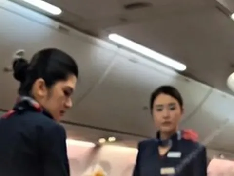 Đăng 1 tấm ảnh trên máy bay, bà mẹ không ngờ nhận loạt "gạch đá" vô lý: Đọc bình luận mà xót lòng