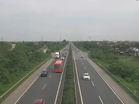 Cho xe đi vào làn đường ngược chiều cao tốc Cao Bồ - Pháp Vân về Hà Nội