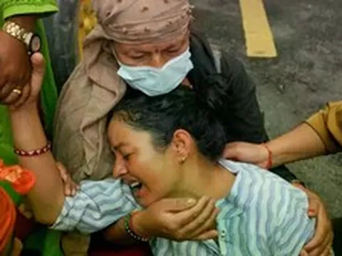 Cái chạm tay thay lời vĩnh biệt của người mẹ có con trai thiệt mạng vì lũ quét ở Nepal