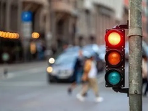 Vì sao đèn giao thông có 3 màu xanh, vàng, đỏ?