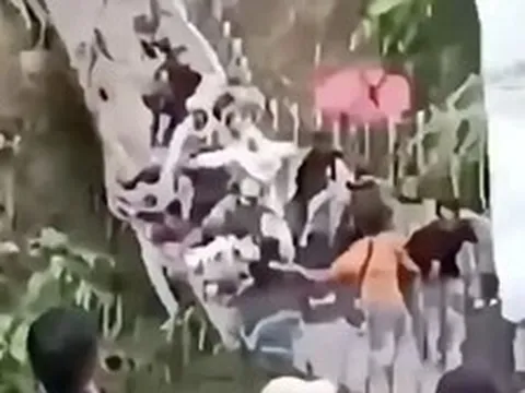 Cầu đứt dây khi hơn 50 người đi qua tại lễ khánh thành ở Indonesia: Nhiều người rơi từ độ cao gần 20m