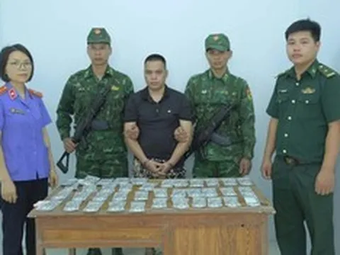 Bắt giữ người đàn ông vận chuyển 392 tờ USD nghi giả từ biên giới vào nội địa