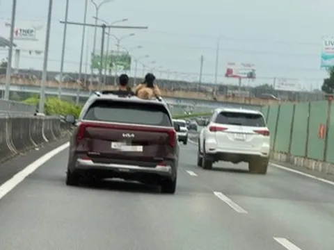 Để trẻ 'hóng gió' ở cao tốc, nữ tài xế bị phạt từ hình ảnh phản ánh trên mạng