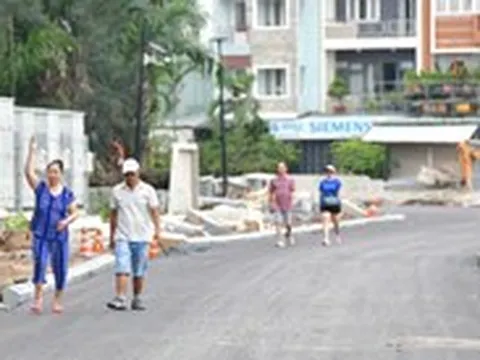 Khu nhà lấn chiếm ven rạch Xuyên Tâm thành đường nhựa, từ cầu Bình Lợi đi An Phú Đông chỉ 5 phút