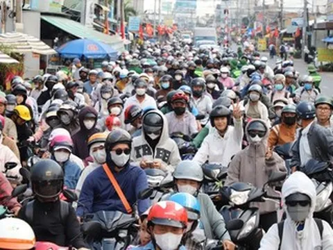 Người dân đội nắng, nhích từng mét chờ lên phà Cát Lái để trở lại TPHCM