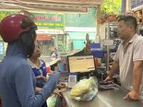 Bán gói snack vài ngàn đồng: Thuế bắt xuất hóa đơn, nhưng người mua không nhận, có nghịch lý?