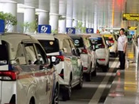 Hôm nay Tân Sơn Nhất đông giờ nào, khách xuống máy bay đón xe ra sao?