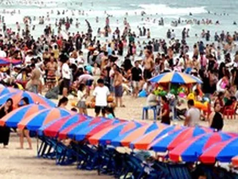 Gần cuối kỳ nghỉ lễ, du khách đến Vũng Tàu tắm biển, ngắm pháo hoa vẫn tăng cao