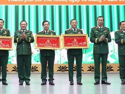 Thiếu tướng Vũ Văn Điền cùng các lãnh đạo, nguyên lãnh đạo Bộ Tư lệnh TP.HCM nhận Huy hiệu 35 năm tuổi Đảng
