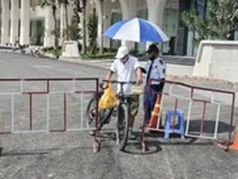 Đường ven rạch Xuyên Tâm vừa thông, bảo vệ trường đại học dựng rào không cho đi
