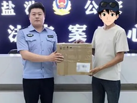 Phát hiện gói hàng chứa 503 triệu tiền mặt cùng 8 chiếc điện thoại chưa bóc seal, shipper báo công an