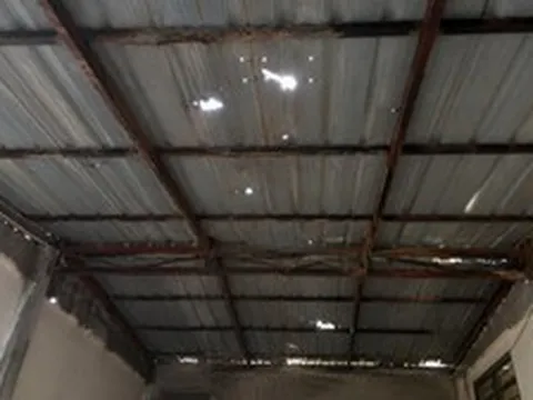 Mái tôn bị thủng nên làm gì đầu tiên?