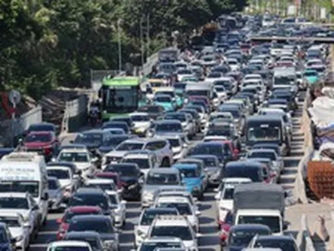 Ô tô dàn hàng 5 trên đường, người dân chật vật trở lại Hà Nội chiều 2/9