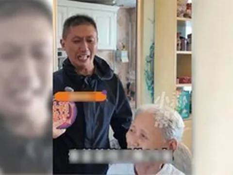 Tìm ân nhân cho mình bữa cơm 30 năm trước, người đàn ông quỳ khóc khi nhận tin