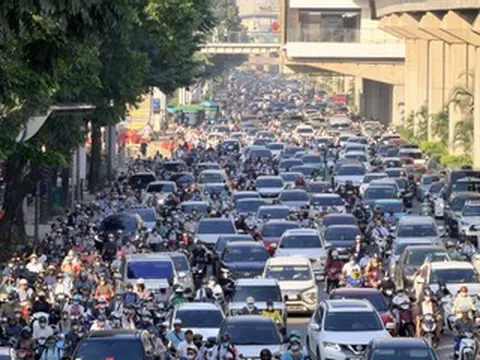 Đường phố Hà Nội ken đặc xe cộ trong ngày đầu đi làm lại sau kỳ nghỉ lễ