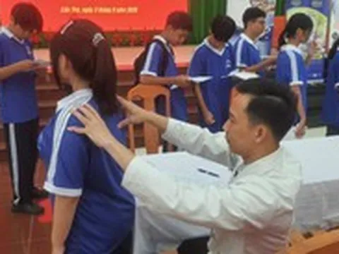 Bệnh viện quân đội khám sức khỏe miễn phí cho hàng ngàn học sinh Cần Thơ