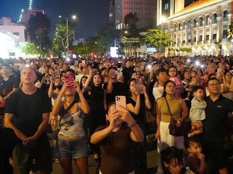 "Biển người" xem pháo hoa mừng Quốc khánh 2/9