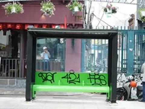 Trạm xe buýt mới tinh tại TP.HCM bị vấy bẩn bởi nạn vẽ bậy