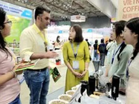 Khách quốc tế bất ngờ với hạt điều, cà phê chồn, bánh mì cấp đông... của Việt Nam