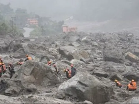 Cuộc chạy đua tìm 42 người dưới lòng núi Nepal: Hy vọng đặt vào “vùng sống sót” trong công trình ngầm 11 tầng