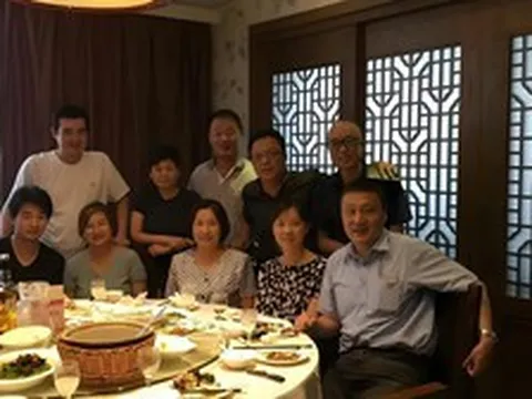 Họp lớp tốn gần 600 triệu đồng, lớp trưởng yêu cầu mọi người đóng tiền và tuyên bố thẳng: "Ai không đóng thì sau này khỏi họp"
