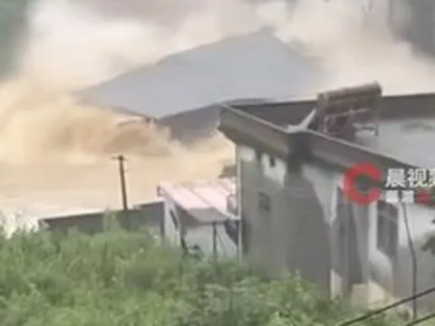 Trung Quốc vẫn lũ lụt: Khoảnh khắc ngôi nhà 3 tầng bị cuốn trôi trong vài giây vì bão Saudel