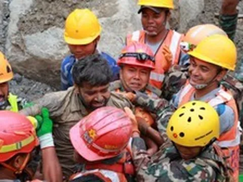 Phép màu: Vỡ oà khoảnh khắc giải cứu 2 công nhân còn sống trong hầm thuỷ điện ở Nepal 9 ngày sau thảm hoạ