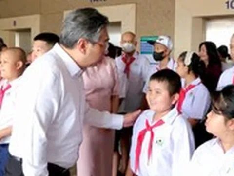 Tiếng trống khai giảng giữa bệnh viện: 'Con muốn được hết bệnh để đi học cùng với bạn'