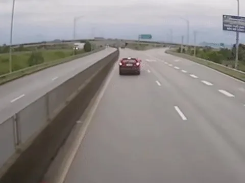 Clip ô tô con đột ngột rời cao tốc, tài xế xe tải phanh 'cháy đường'