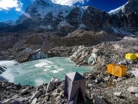 Sông băng Everest tan vì... nước tiểu của người leo núi?