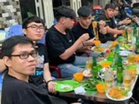 Tiệc tùng là chĩa máy chụp hình, quay phim người khác mà không hỏi ý kiến