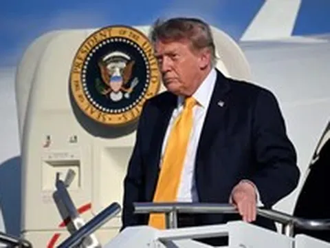 Chưa hoàn tất nâng cấp an ninh, ông Trump vẫn dùng chuyên cơ Qatar tặng đi công du